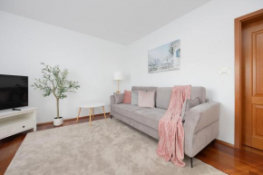 Elegant Apartment with Parking Close to Metro Station by Noclegi Renters